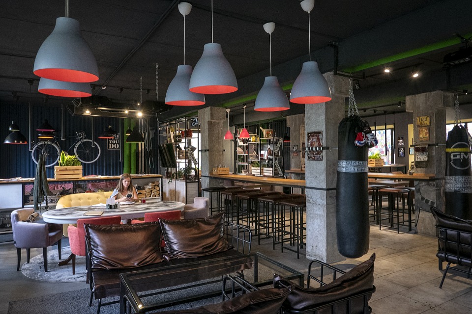 Гараж в «Гаражанах», ткемали в «Ткемали», крендели в «Кренделе» и кино-гастрофестиваль на Патриках