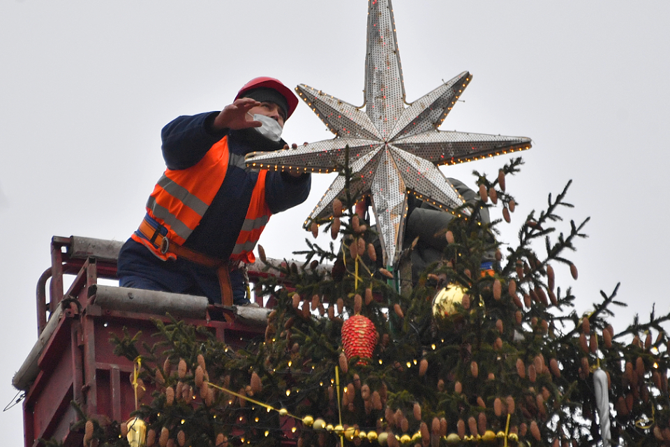 Много золота и серебра: в Кремле показали, как украсили новогоднюю елку к 2021 году