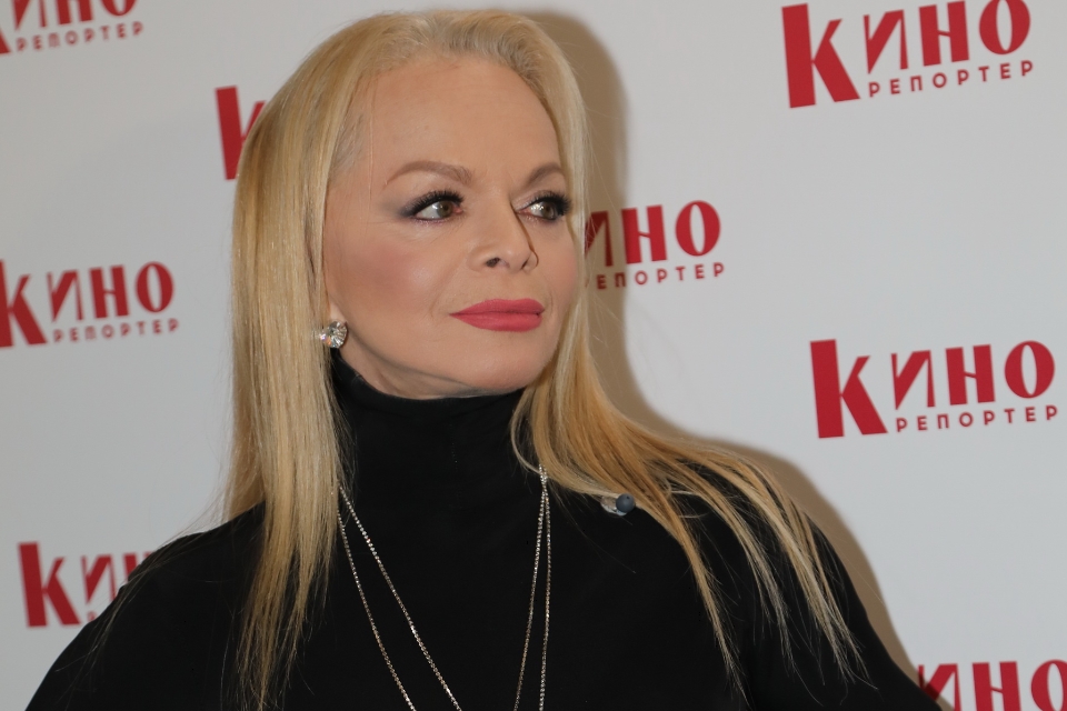 Похорошевшая и похудевшая: Лариса Долина устроила скорбную фотосессию на могиле Юли Началовой