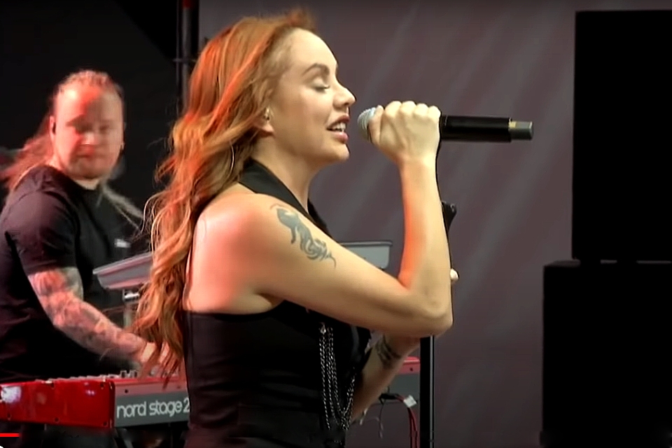 «Поет из последних сил»: Опубликован концерт МакSим в Казани 12 июня 2021