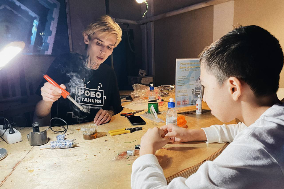 В майские праздники на «Робостанции» проведут бесплатные мастер-классы и уроки истории от роботов