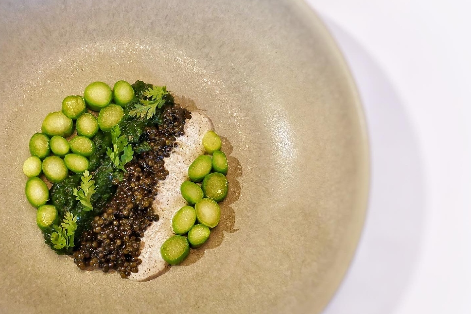 Ресторан «Белуга»: союз икры со щавелем, гребешок с ромашкой и немного Перу