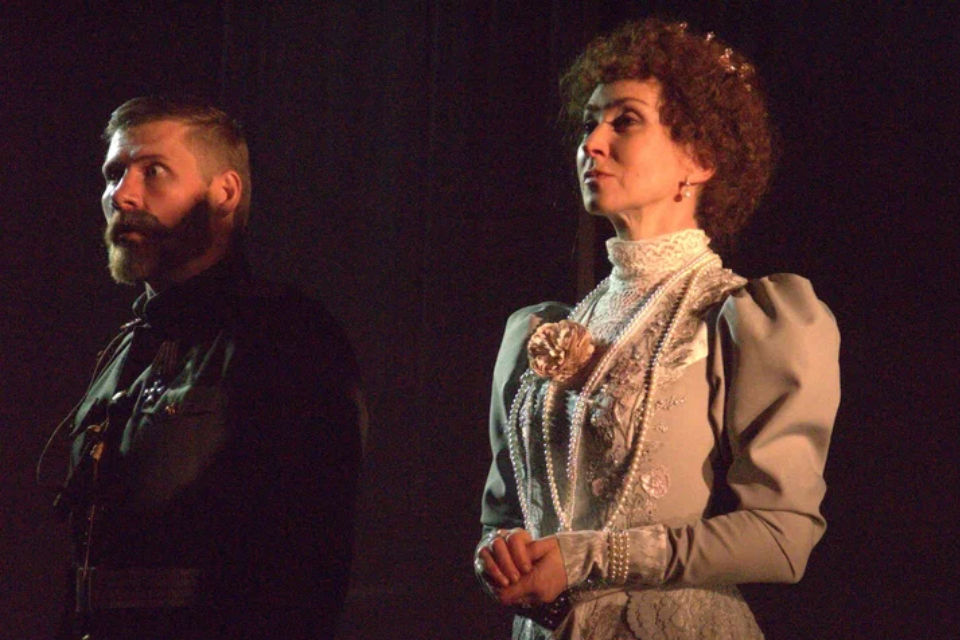 Рецензия на спектакль «У премьер-министра мало друзей» Нового театра