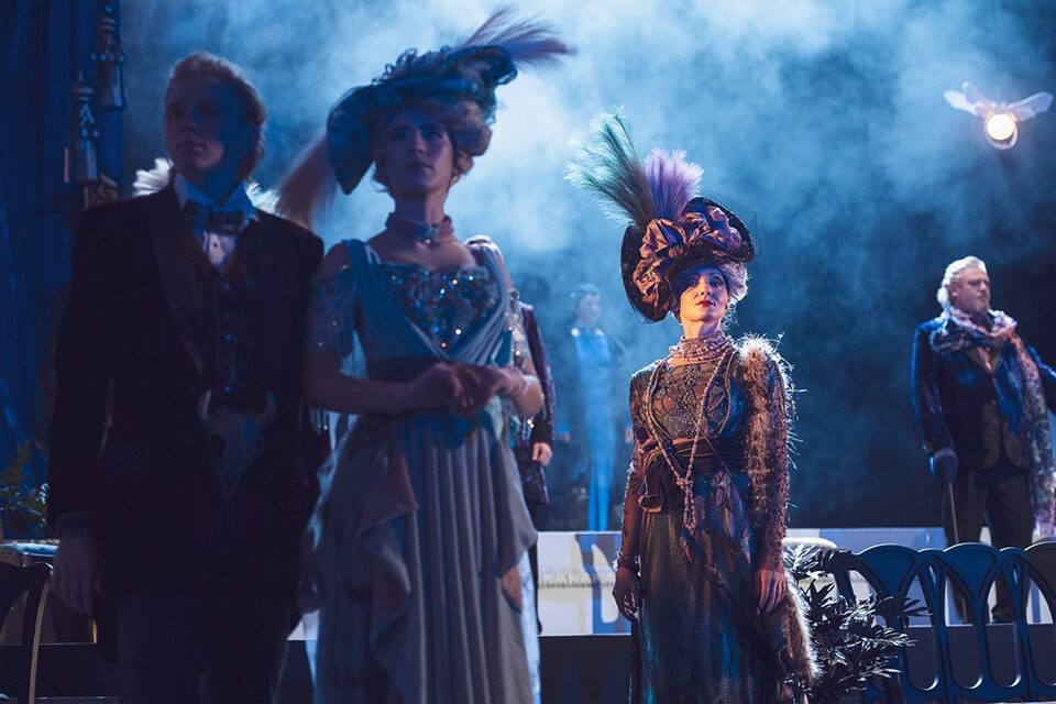 Рецензия на спектакль «Плохие хорошие» (2024) в Театре Пушкина: подмигивающий Оскар Уайльд, роскошные костюмы и современные биты