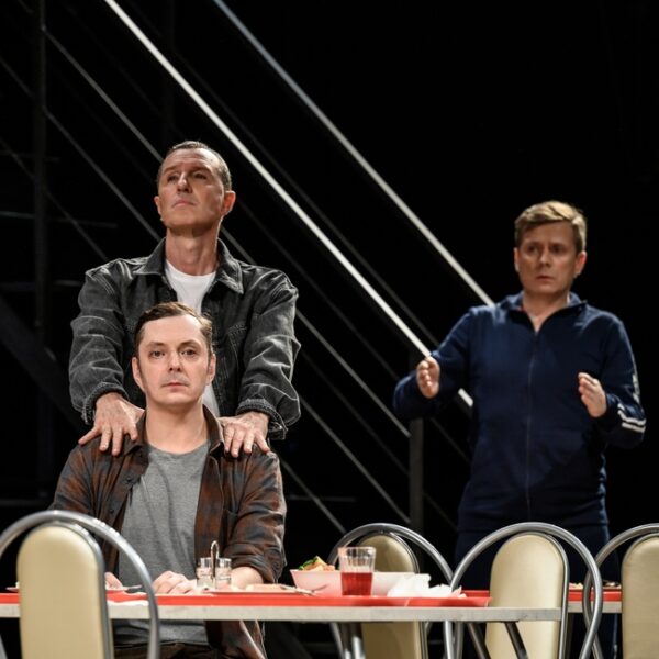 Спектакль «Новая оптимистическая» в МХТ Чехова