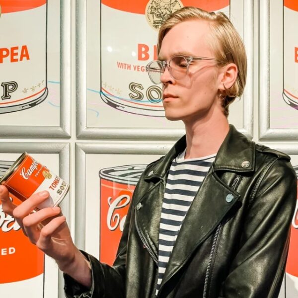 На выставку «Энди Уорхол и русское искусство» 6 августа бесплатно пустят посетителей в костюмах