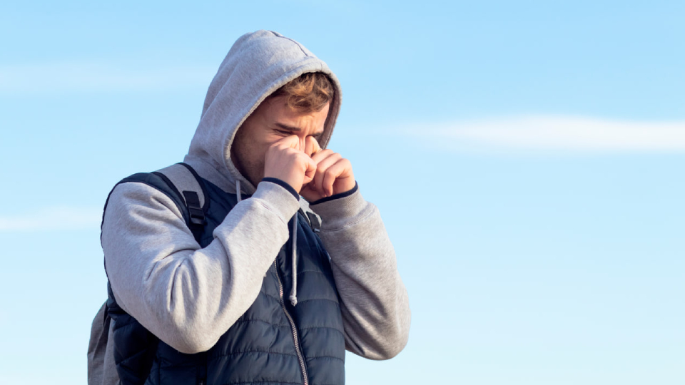 Песок попал в глаза