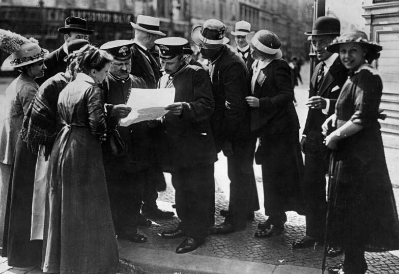 Жители Берлина читают сообщение о всеобщей мобилизации