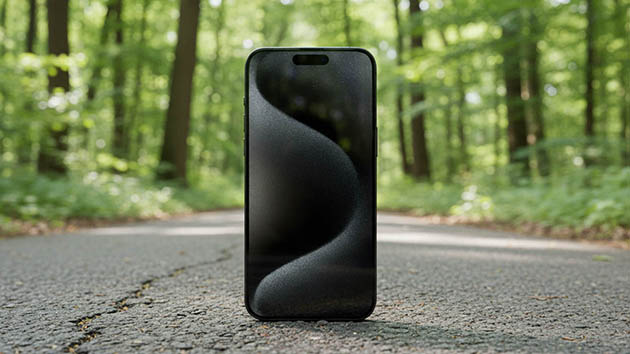 iPhone 15 Pro Max. Фото: Ян Ляпин / Нейросеть