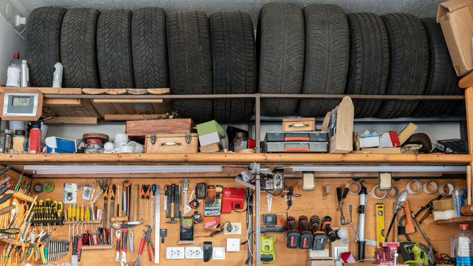 Хранение шин в домашней мастерской. Фото: K-FK / Shutterstock / Fotodom