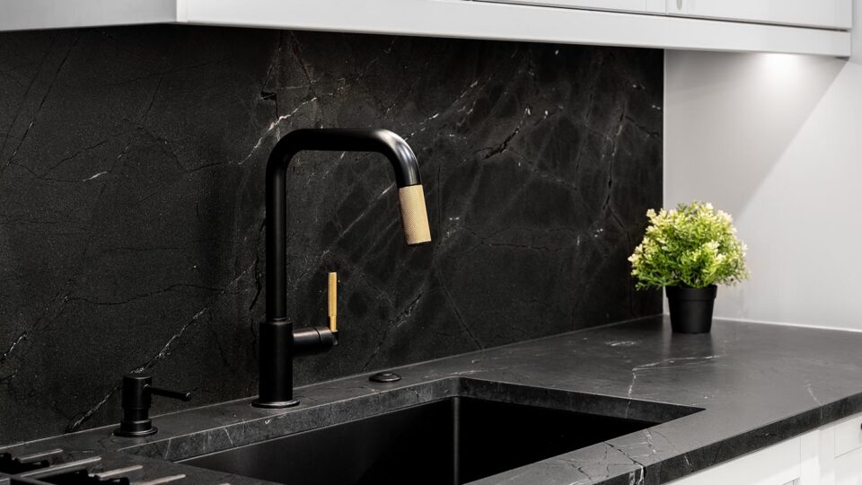 Черный смеситель и мойка. Фото: Joseph Hendrickson / Shutterstock / Fotodom