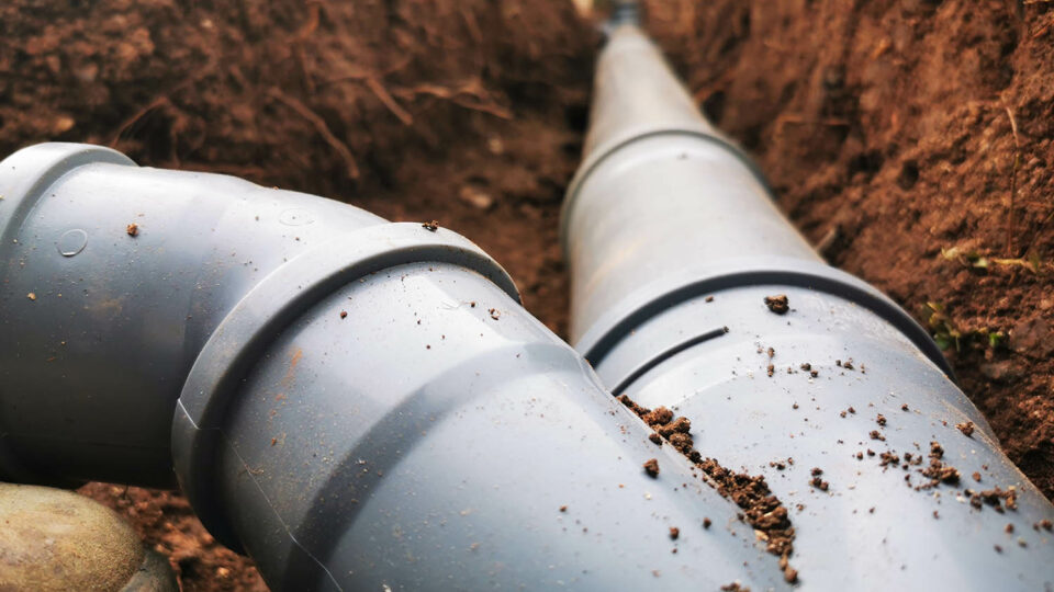 Канализационные трубы из ПВХ. Фото: Milje Ivan / Shutterstock / Fotodom
