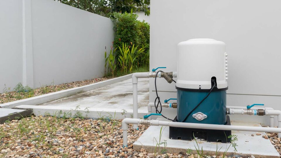 Насосная станция для водоснабжения частного дома. Фото: Kwangmoozaa / Shutterstock / Fotodom