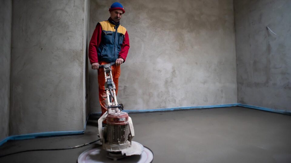 Выравнивание пола - обязательный элемент черновой отделки квартиры. Фото: dotshock / Shutterstock / Fotodom