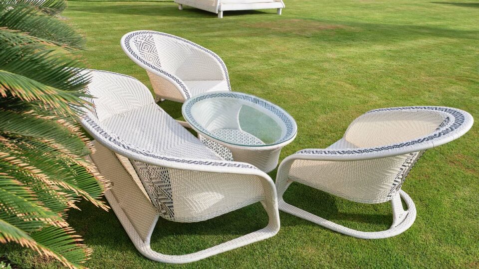 Из пластика в основном изготавливают садовые столы и стулья. Фото: Vlad Antonov / Shutterstock / Fotodom