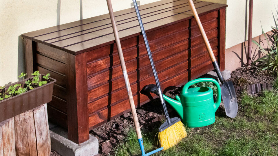 Ящик для хранения садового инвентаря. Фото: Bartlomiej Kaminski / Shutterstock / Fotodom