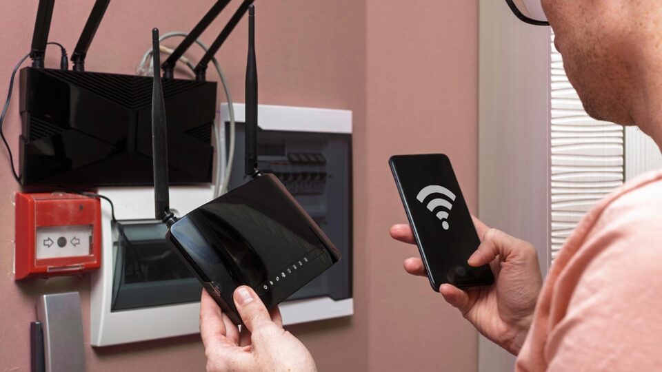 Настройка Wi-Fi-роутера. Фото: SOLDATOOFF / Shutterstock / Fotodom