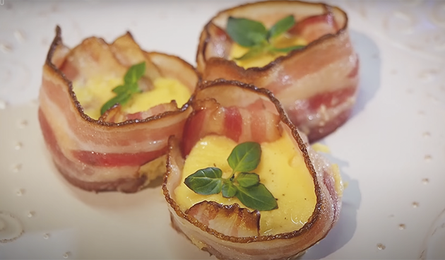 Яйца, запеченные в беконе