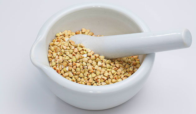 Зеленая гречка в миске