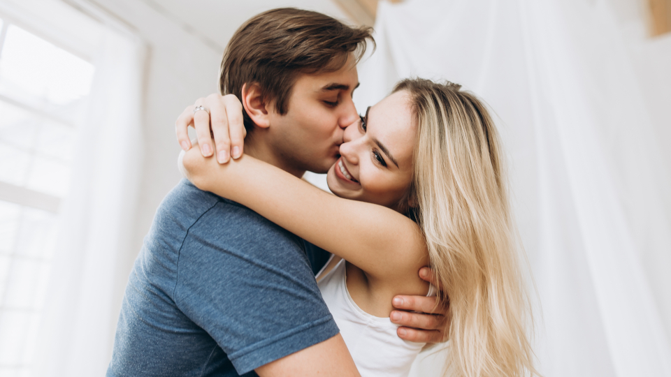 Ұялы телефонмен ұйықтап жатқан мас әйелдердің қолдан жасалған видеолары