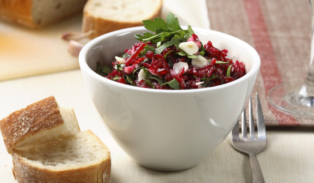 Салат из вареной свеклы с майонезом и чесноком