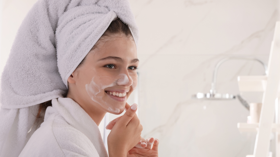 11 лучших пенок для умывания для подростков в 2025 году