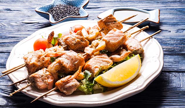 Рыбные шашлычки с креветками