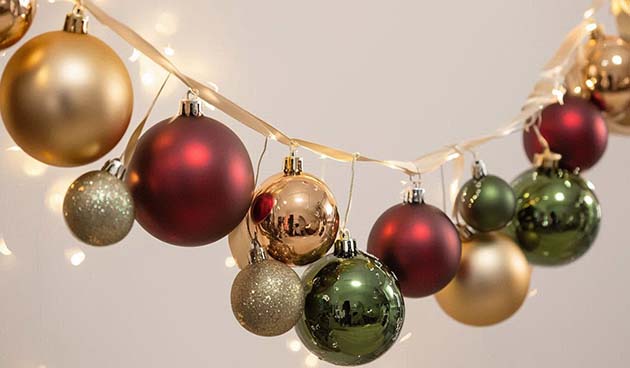 Из новогодних шаров и украшений