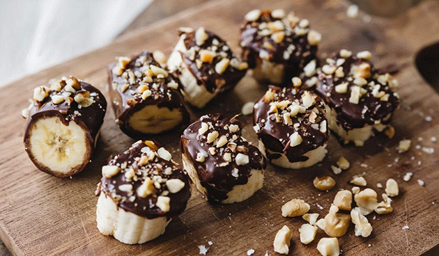 Бананы в шоколаде с орешками