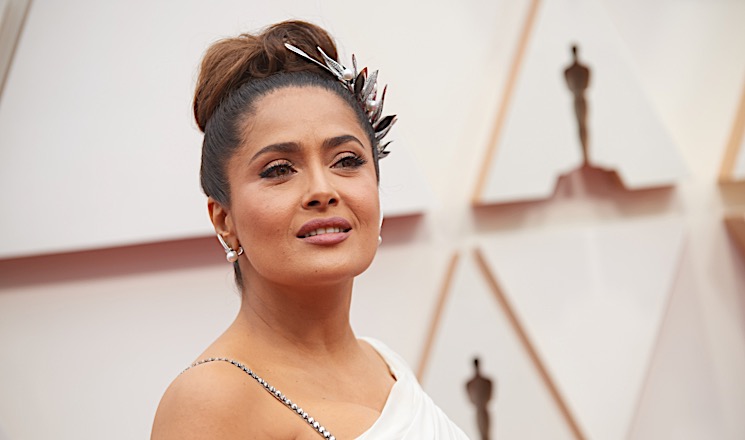 «Все еще красавица»: Сальма Хайек удивила поклонников честным селфи с сединой