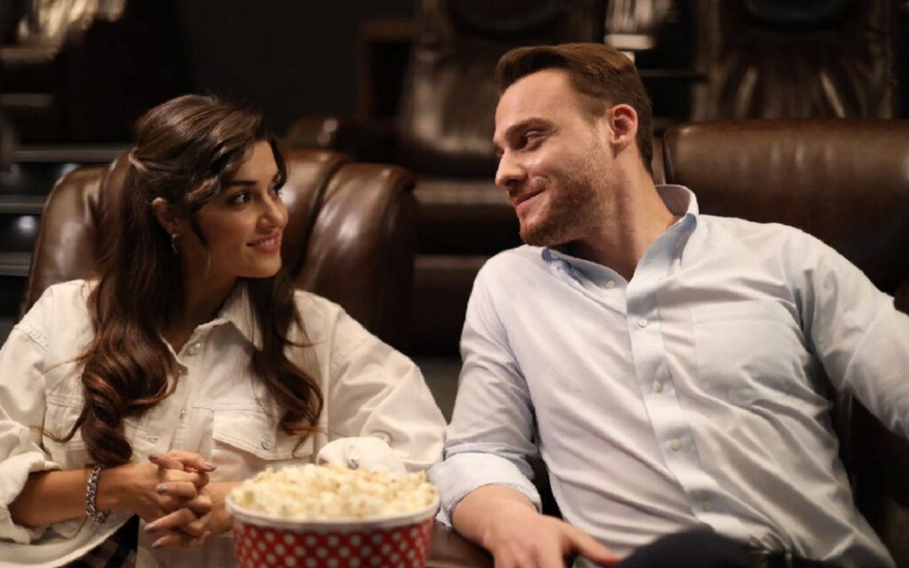 Керем Бюрсин не будет сниматься во втором сезоне сериала «Постучи в мою дверь»