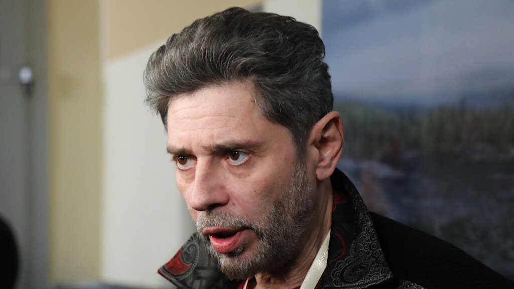 Лечат принудительно: на буйного Валерия Николаева в психбольнице надели смирительную рубашку