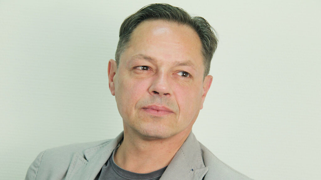 Спел «На недельку до второго», увел жену у Андрея Краско, сын стал священником: как сейчас живет актер Игорь Скляр