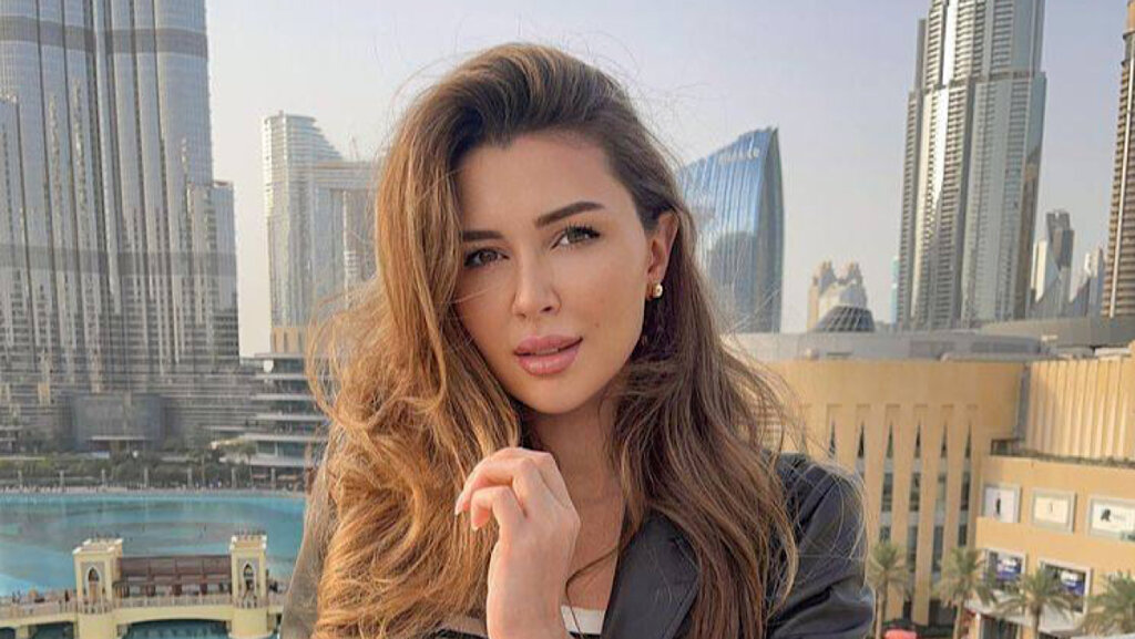 Дочь Заворотнюк опять устала и покинула Россию после дня рождения матери