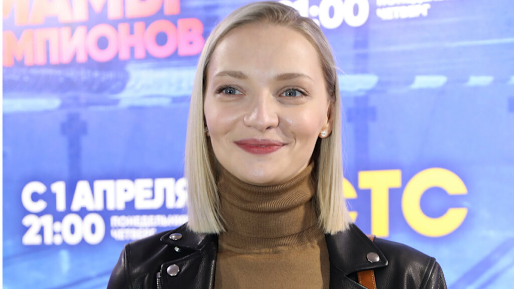 Актриса Екатерина Вилкова на съемках ест вареную колбасу и хлеб с семечками