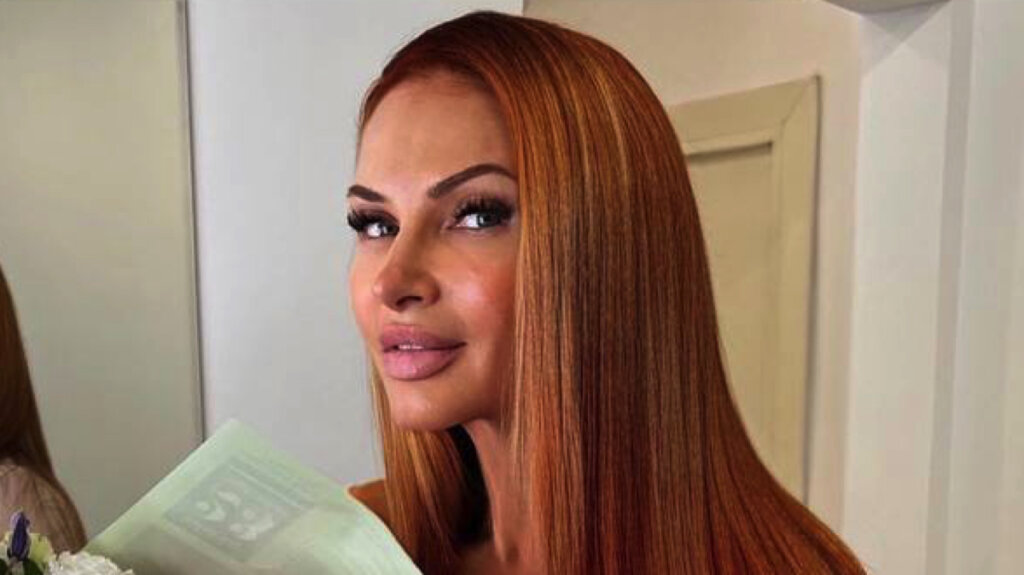 54-летняя Эвелина Бледанс показала себя в купальнике во время занятия йогой