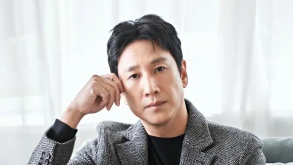 Звезда корейского фильма «Паразиты» Ли Сон-гюн был найден мертвым в своем автомобиле