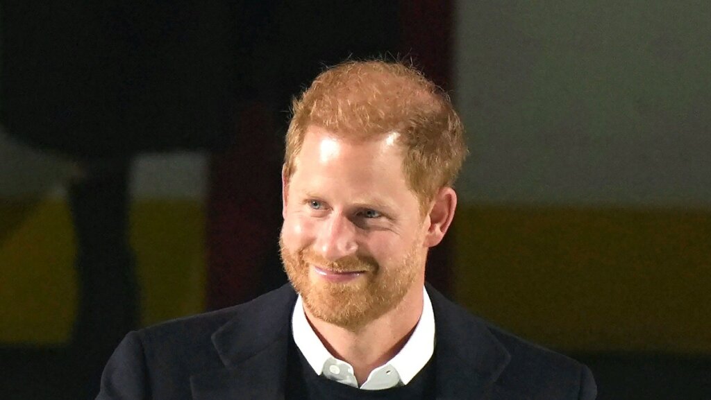 Принц Гарри запретил жене писать про свою семью