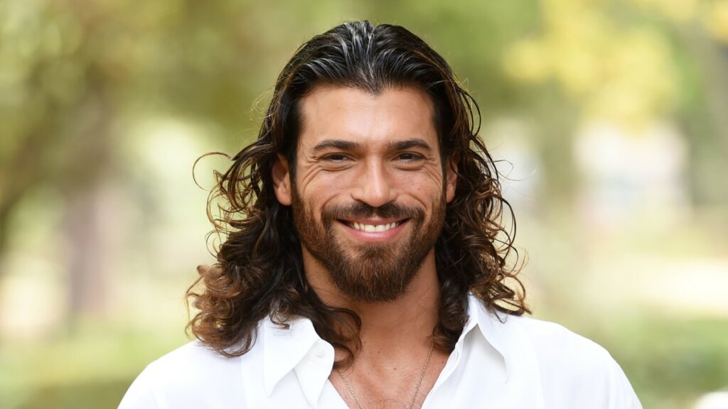 Не любит журналистов, не терпит критики и любит себя: турецкий актер Джан Яман