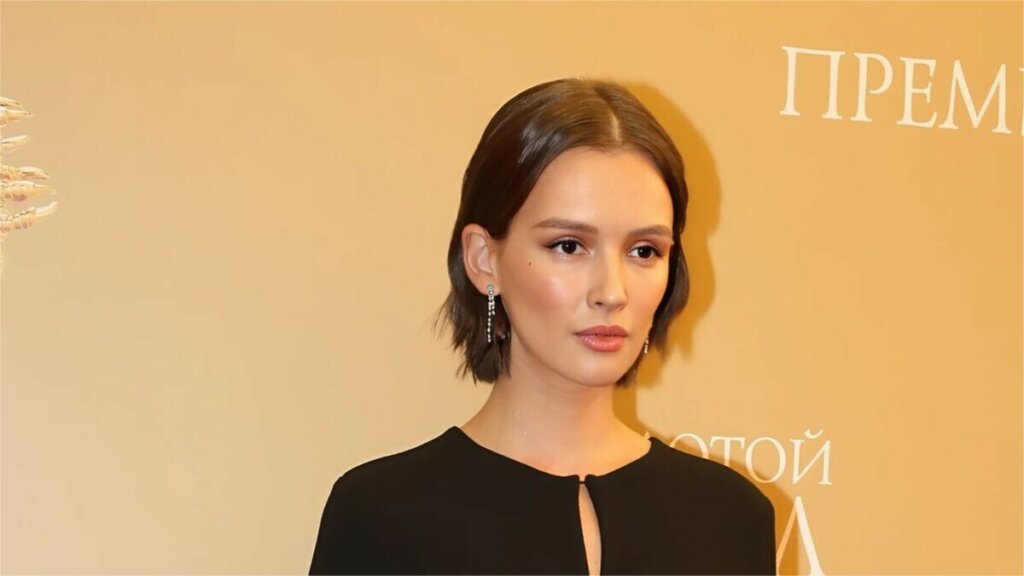 Паулина Андреева в прозрачной юбке впервые заговорила о разводе