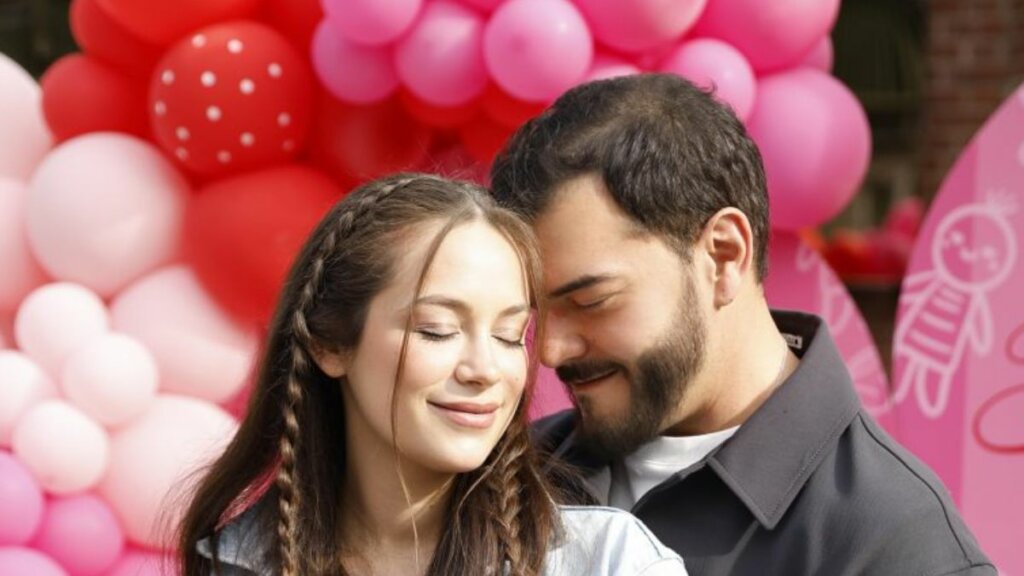 Турецкие актеры Чагры Шенсой и Бусе Арслан впервые стали родителями