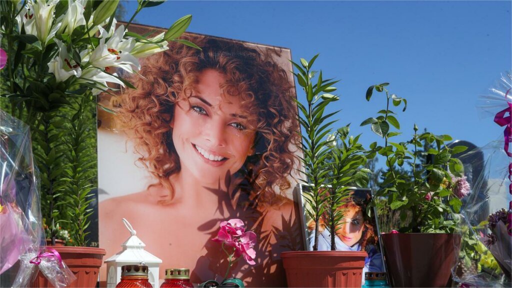 Родные и поклонники почтили память Жанны Фриске на кладбище в 10-ю годовщину ее смерти