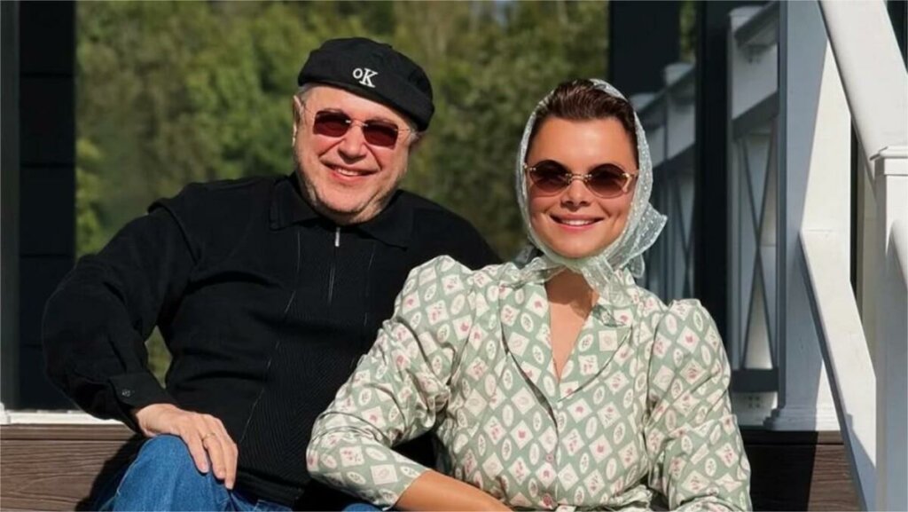 Молодая жена Евгения Петросяна опубликовала редкое фото с двухлетней дочерью юмориста