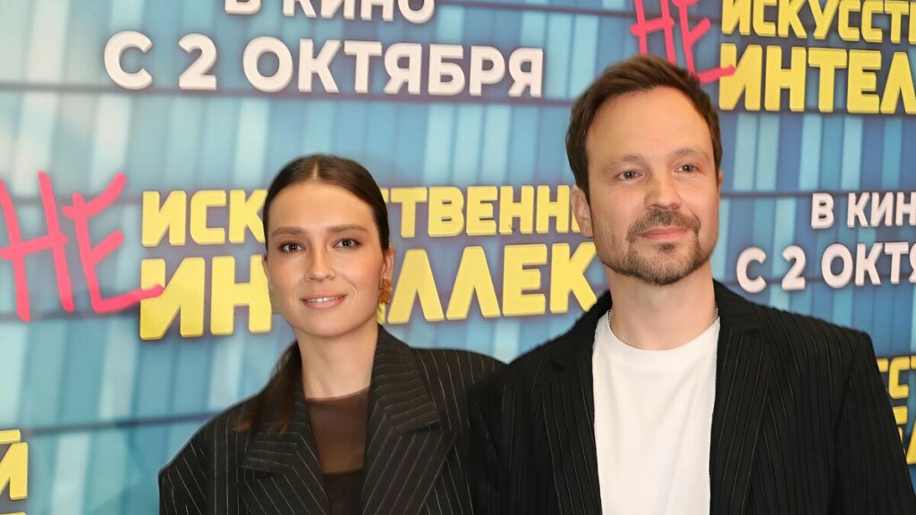 Алексей Чадов показал красивую жену в откровенном купальнике в алтайской бане