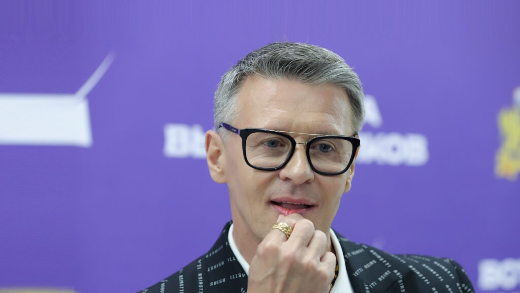 Звезда «Уральских пельменей» тайно развелся и закрутил роман с молодой актрисой
