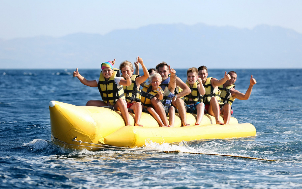 Дети катаются на "банане"