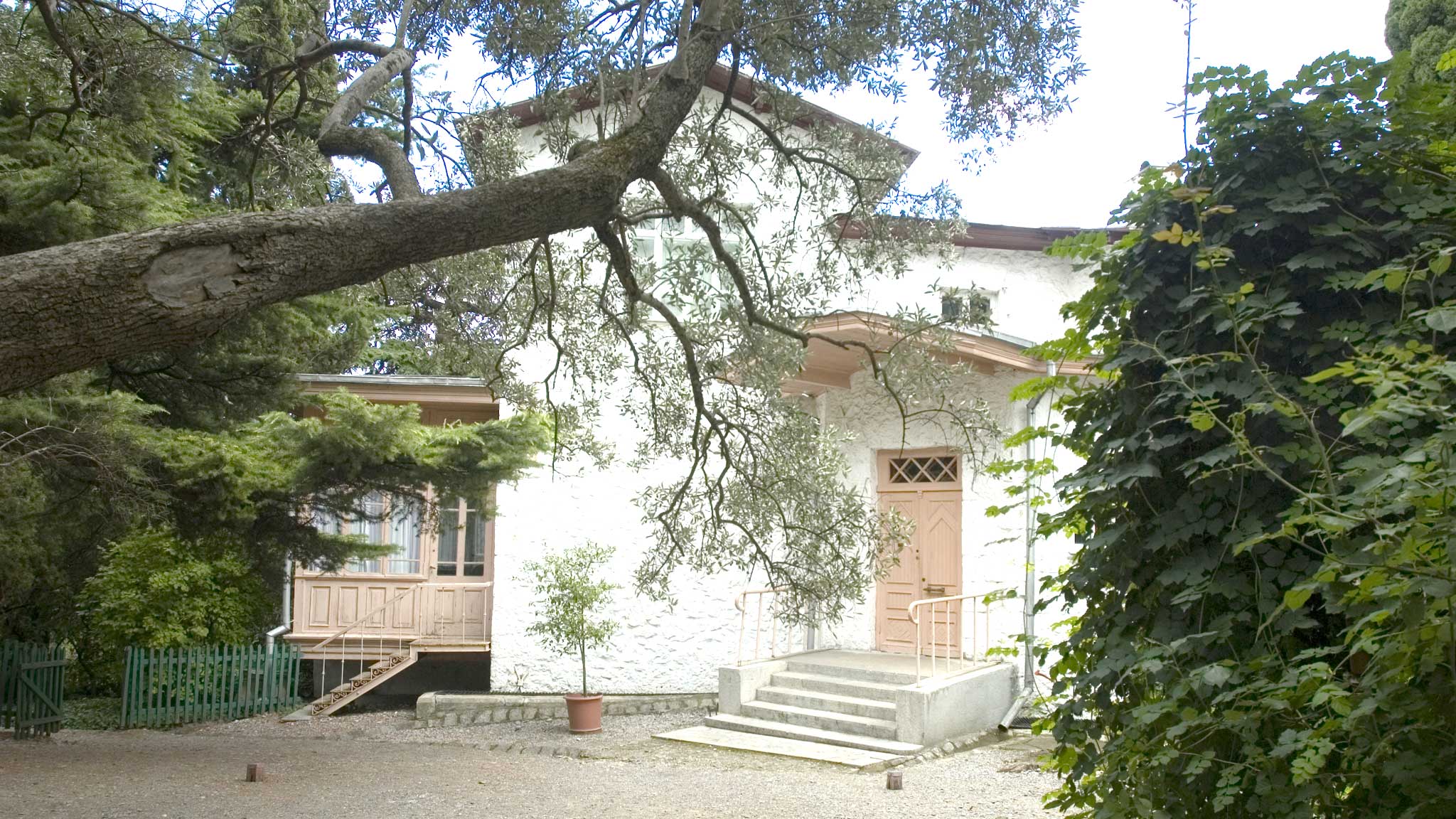 музей а п чехова в ялте. музей чехова белая дача в ялте. дом чехова в ялте в 1991 году. музей чехова в ялте. ялтинская дача чехова стояла огэ.