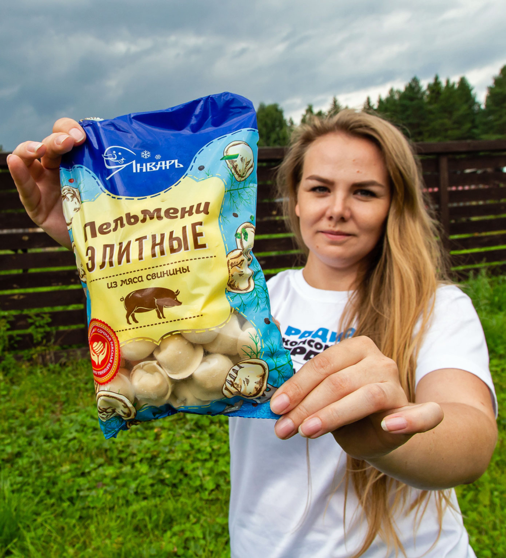 девушка держит пачку пельменей