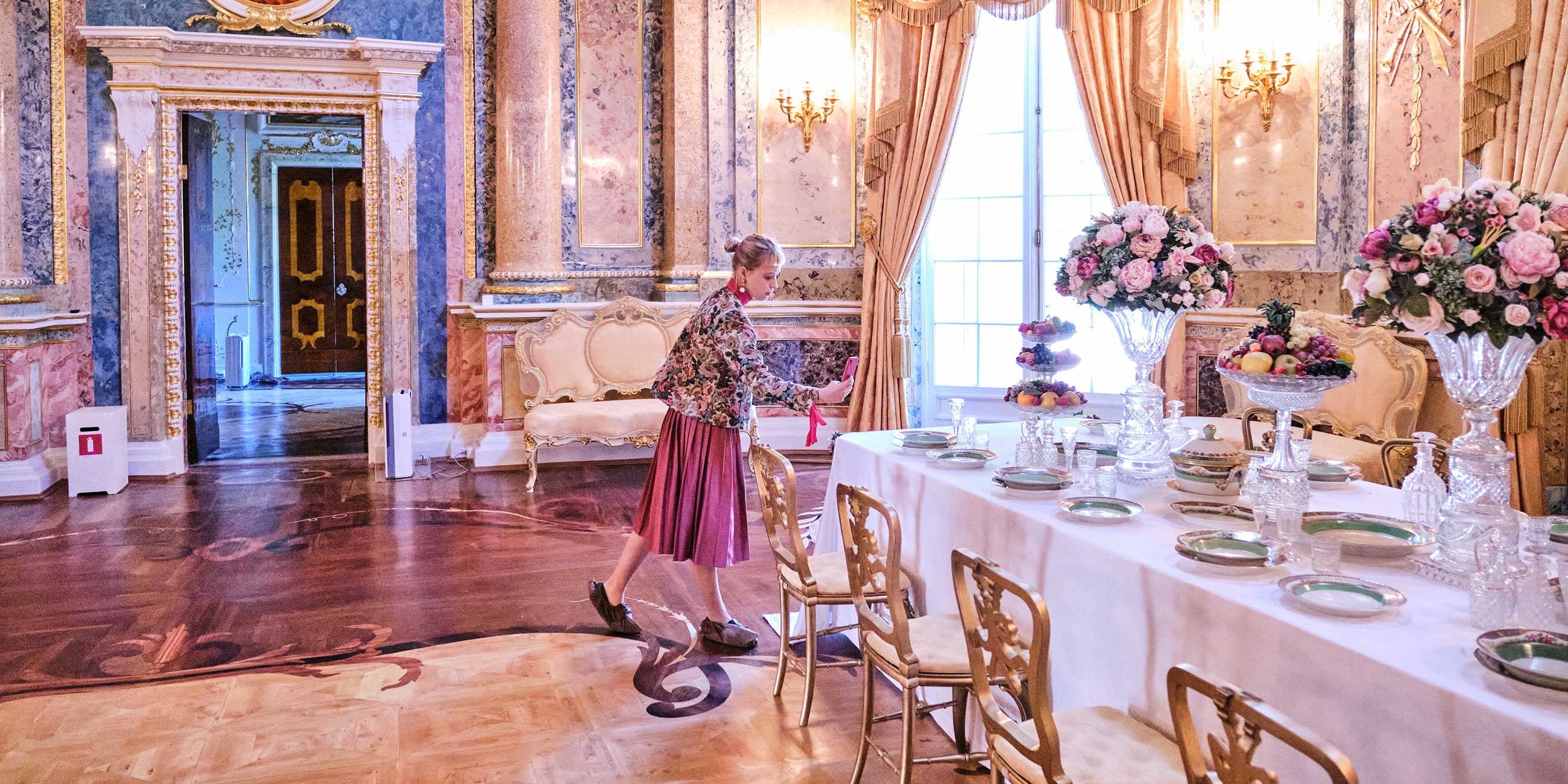 девушка в комнате дворца