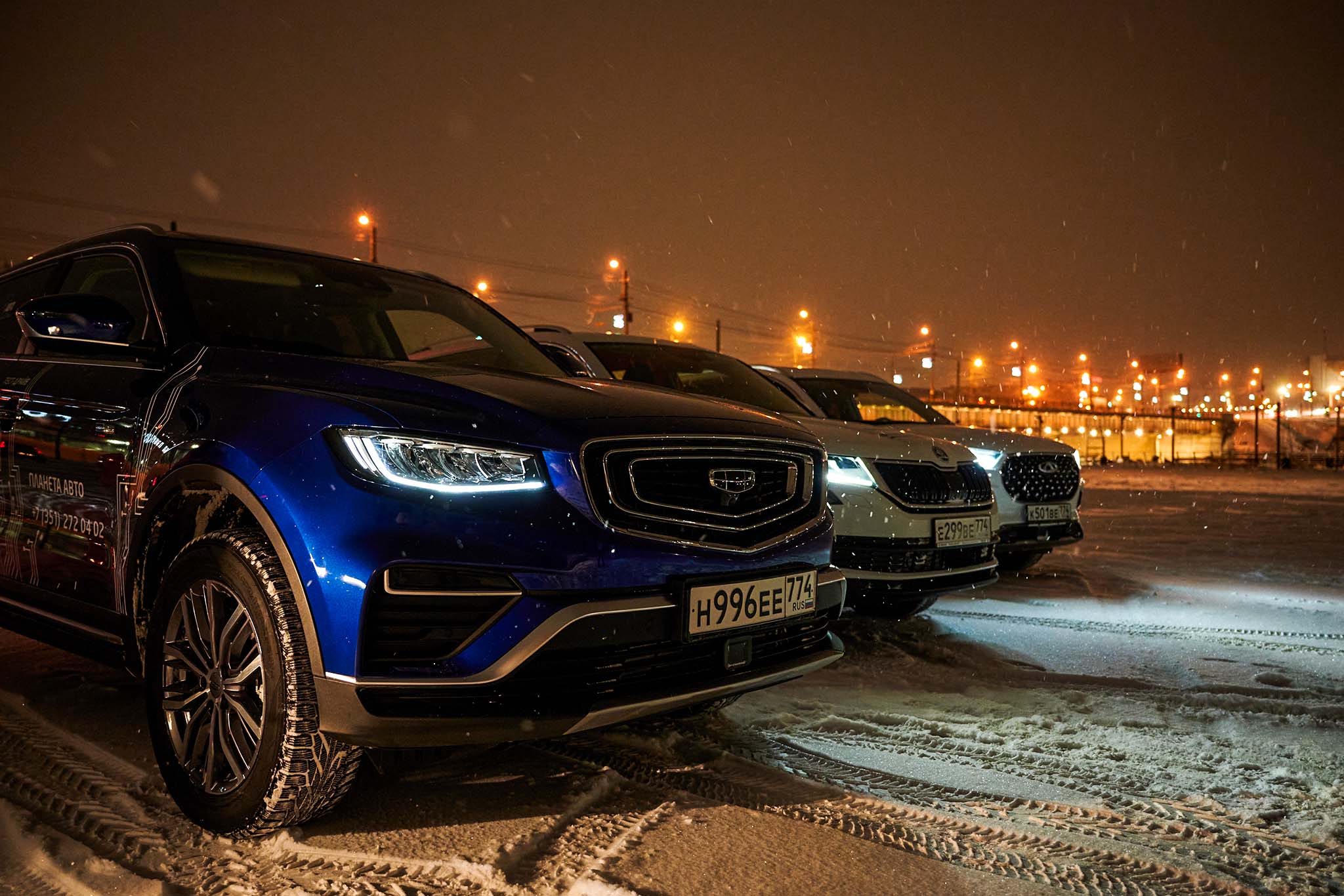 автомобили на снегу